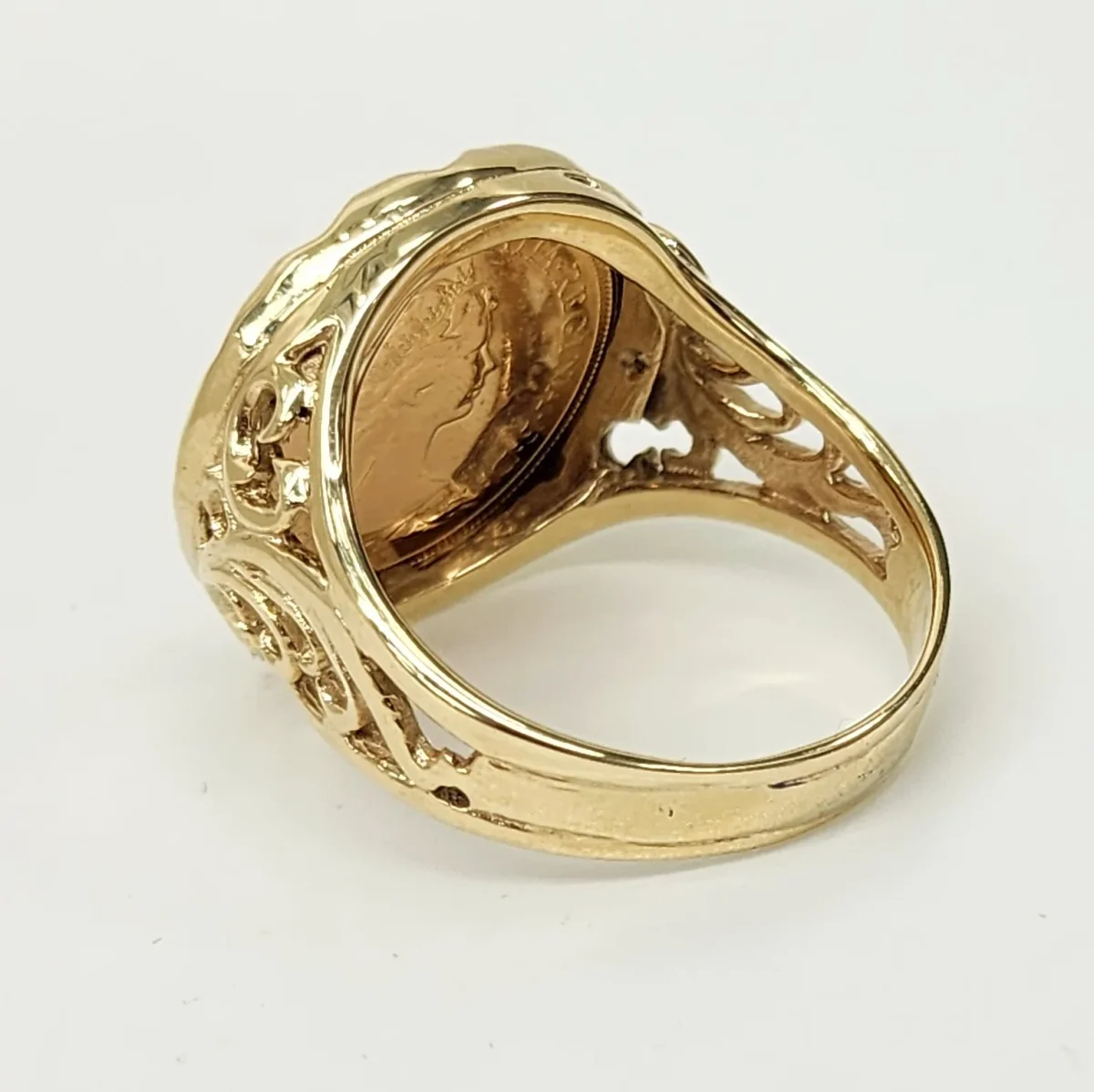 22ct Gold 1981 Full Sovereign Coin Ring with 9ct Gold Claw Set Ring Mount