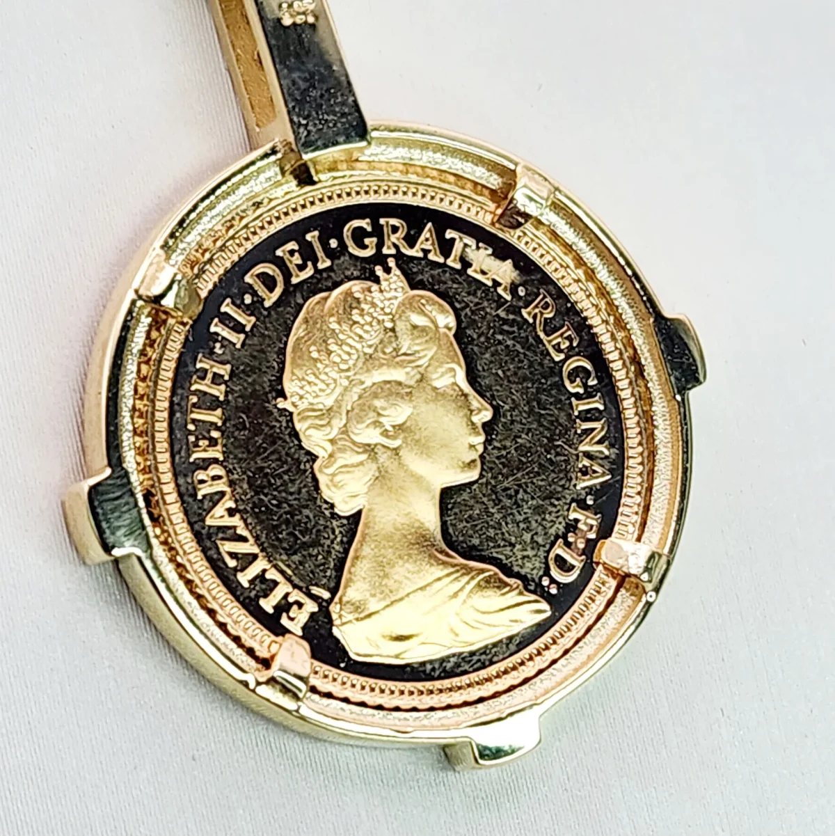 22ct Gold 1983 Elizabeth II Half Sovereign Coin Set in 0.17ct Diamond 9ct Gold Mount