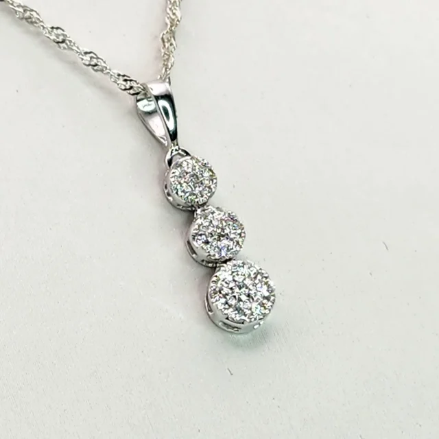 9ct White Gold Brilliant Cut 0.25ct Diamond Cluster Drop Pendant