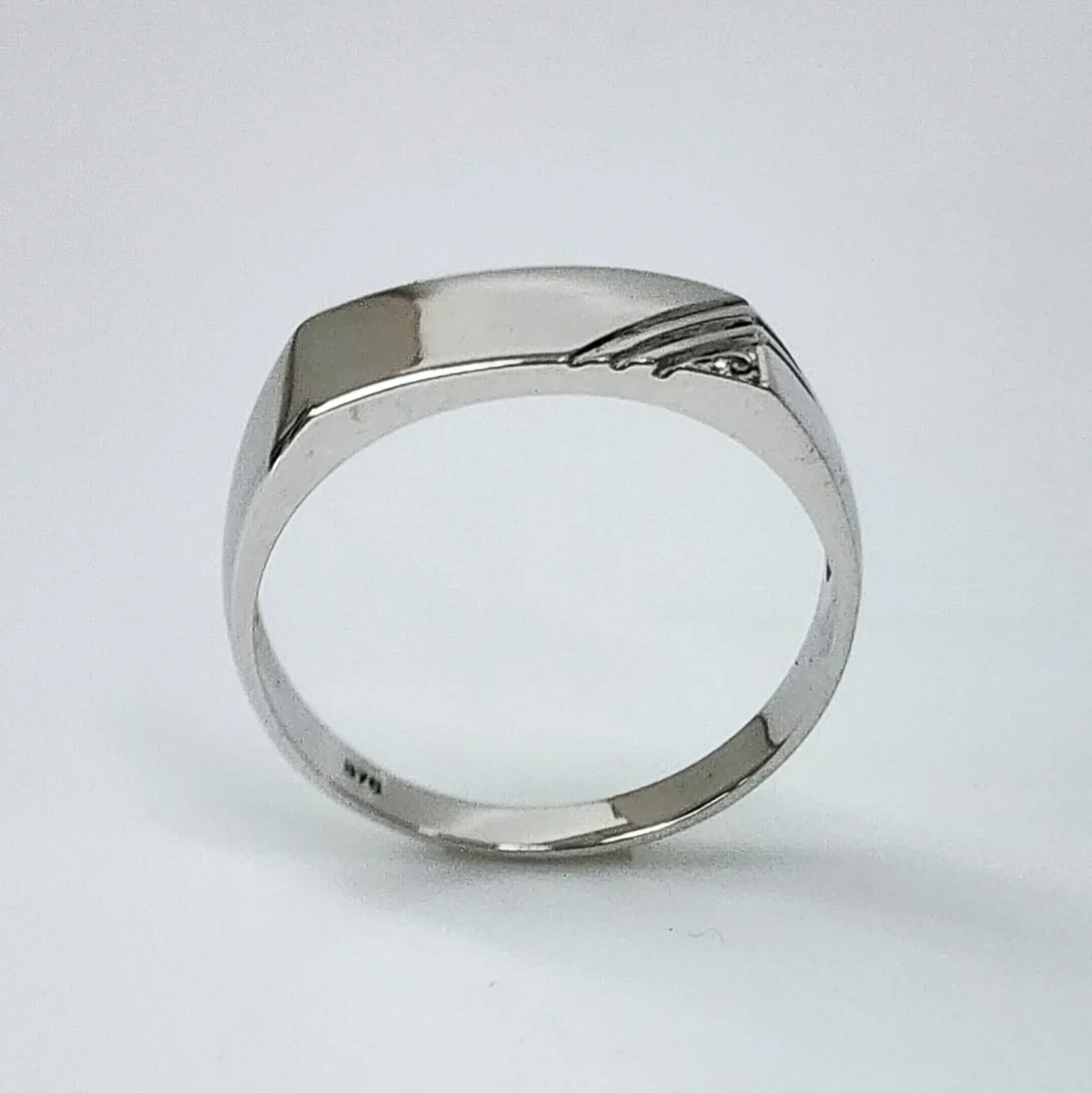 9ct White Gold Gents Striped Diamond Set Signet Ring - D6598/9W
