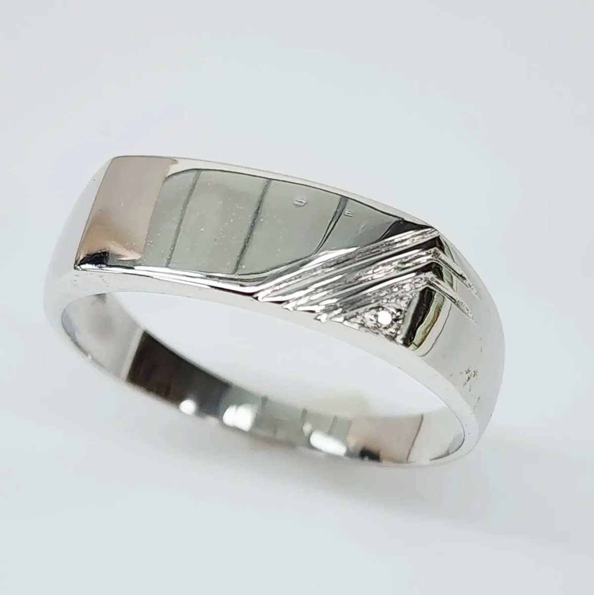 9ct White Gold Gents Striped Diamond Set Signet Ring - D6598/9W