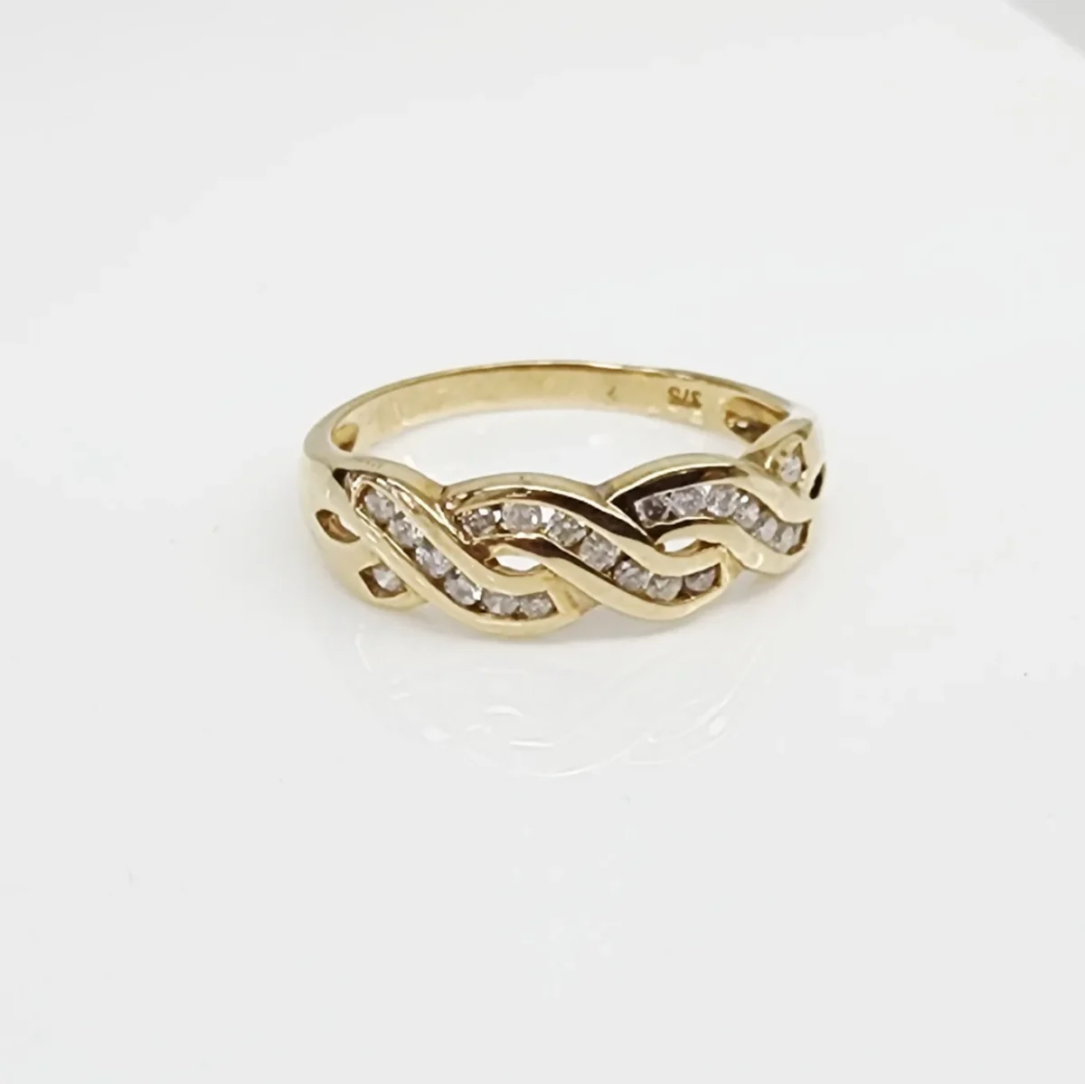 9ct Yellow Gold 0.25ct Diamond Twist Band with Rubover Setting - 5R0048