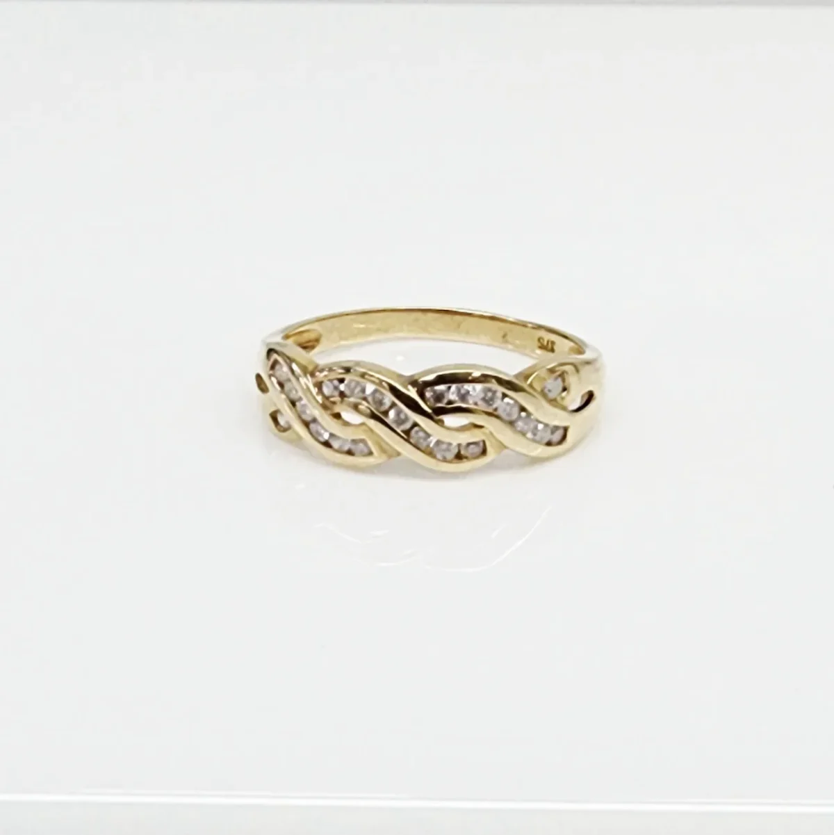 9ct Yellow Gold 0.25ct Diamond Twist Band with Rubover Setting - 5R0048