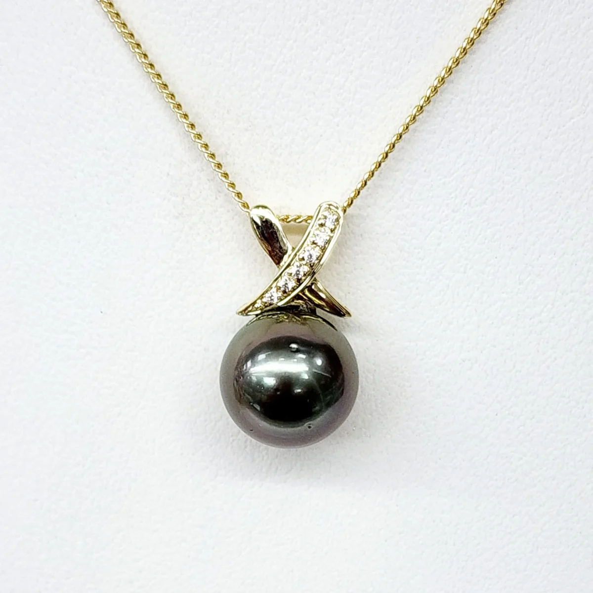9ct Yellow Gold 11-11.5mm Round Tahitian Black Pearl Pendant with Diamond Setting Cap