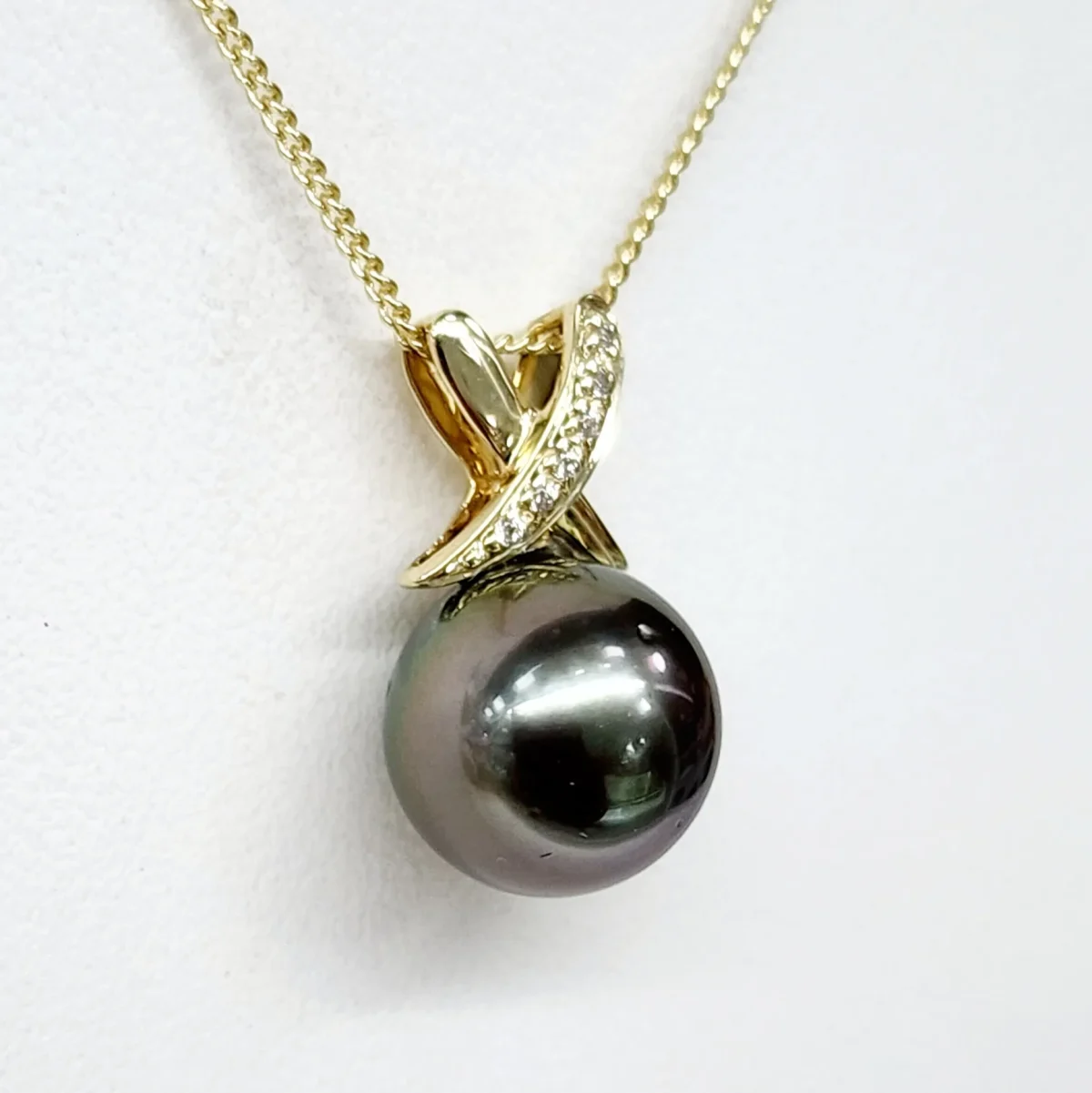 9ct Yellow Gold 11-11.5mm Round Tahitian Black Pearl Pendant with Diamond Setting Cap