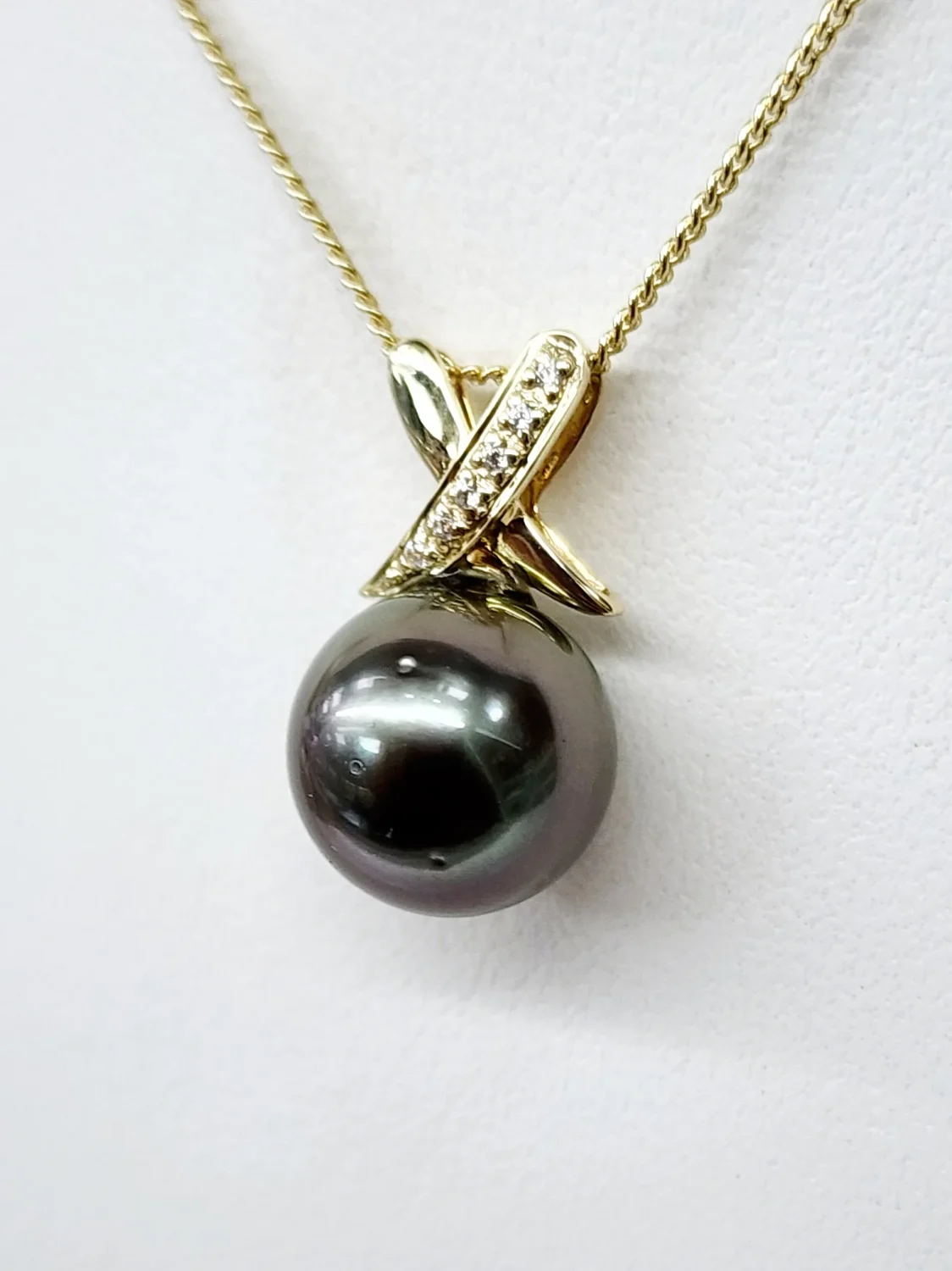 9ct Yellow Gold 11-11.5mm Round Tahitian Black Pearl Pendant with Diamond Setting Cap