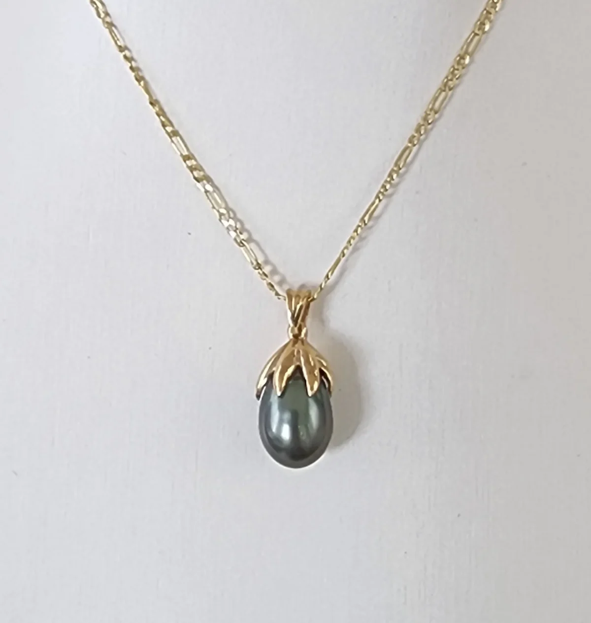 9ct Yellow Gold 6 Claw Set Tahitian Teardrop Black Pearl Pendant 11mm Round