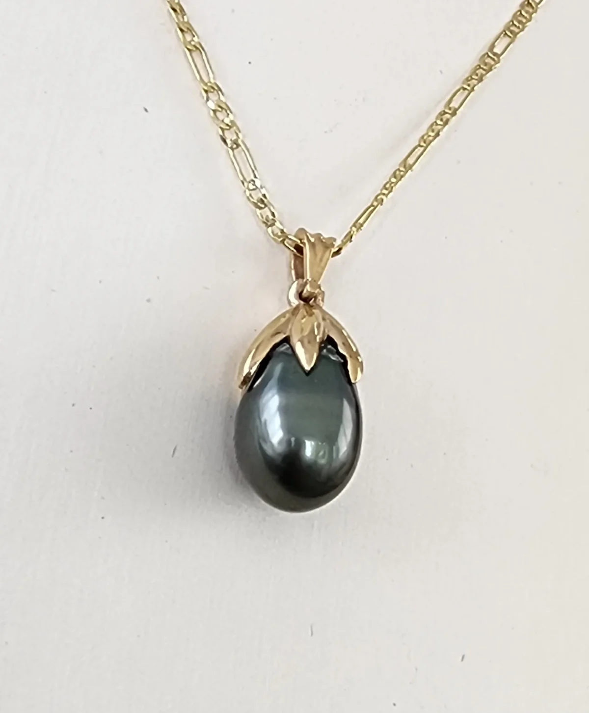 9ct Yellow Gold 6 Claw Set Tahitian Teardrop Black Pearl Pendant 11mm Round