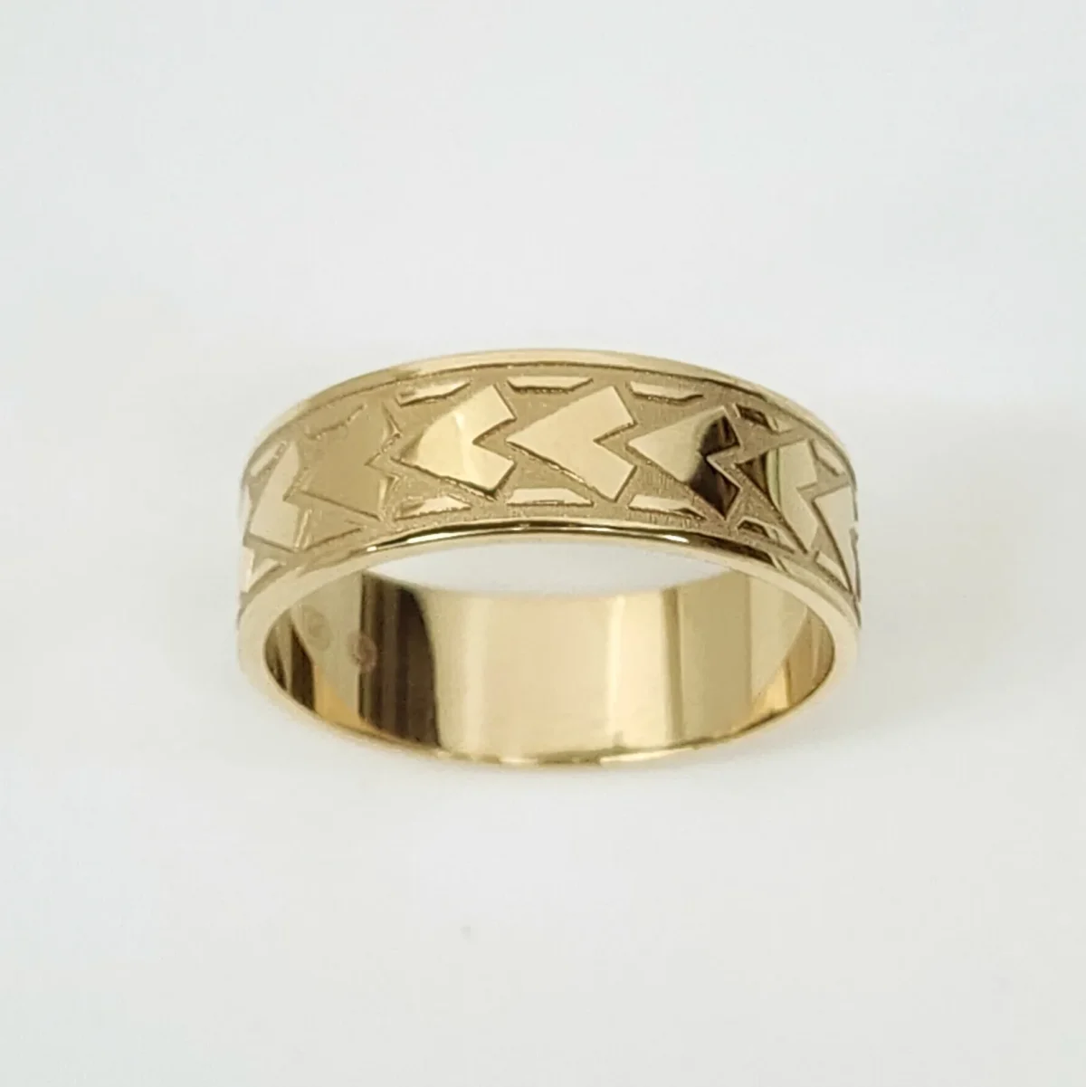 9ct Yellow Gold 8mm Wide Diamond Spear Patterned Wedding Ring
