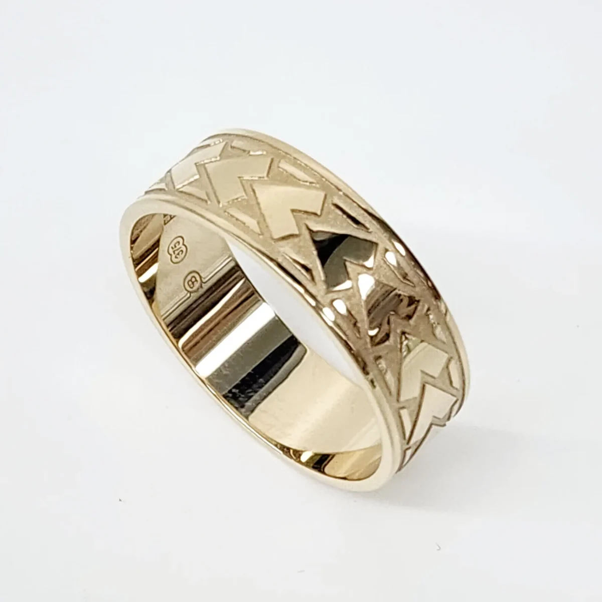 9ct Yellow Gold 8mm Wide Diamond Spear Patterned Wedding Ring