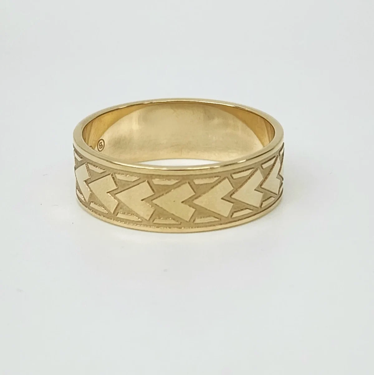 9ct Yellow Gold 8mm Wide Diamond Spear Patterned Wedding Ring