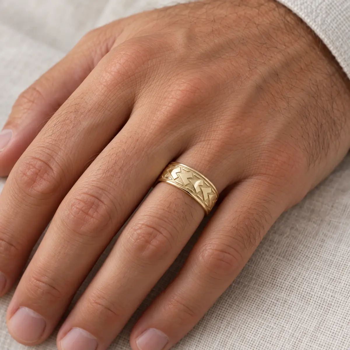 9ct Yellow Gold 8mm Wide Diamond Spear Patterned Wedding Ring