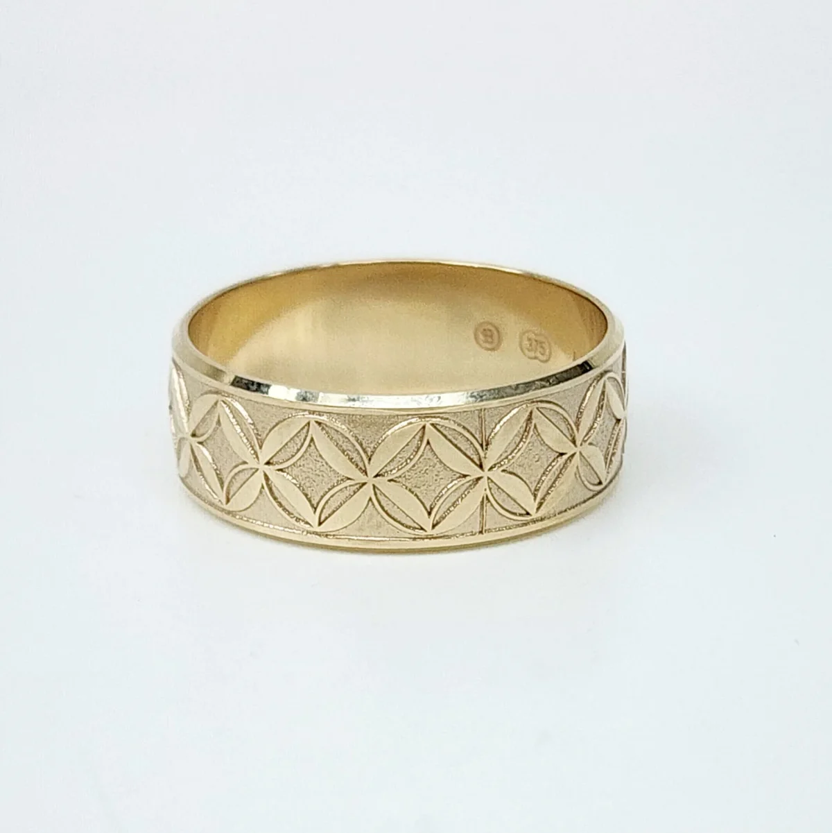 9ct Yellow Gold 8mm Wide Flower Bar Patterned Wedding Ring
