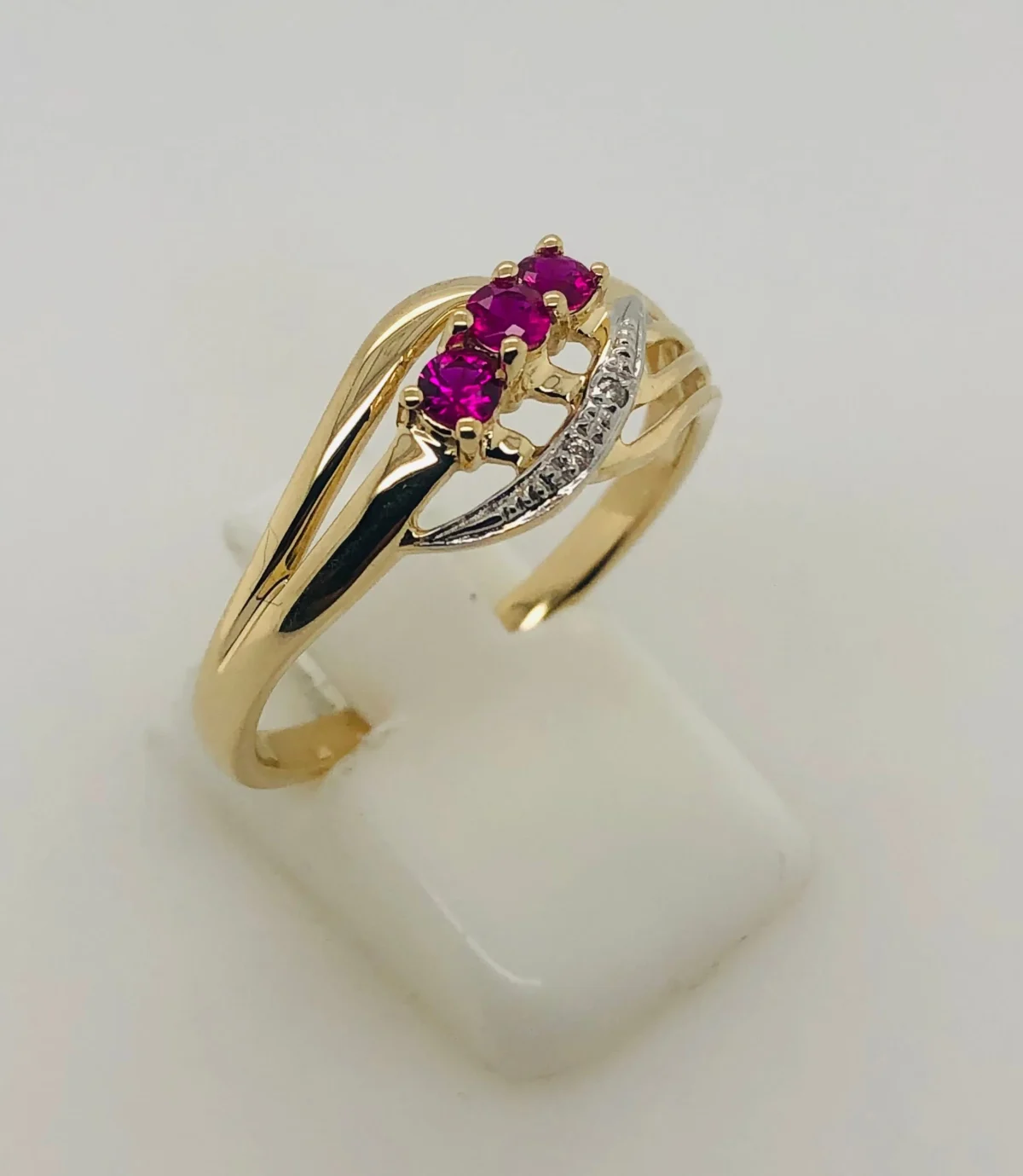 9ct Yellow Gold Diamond & Ruby Crossover Ring