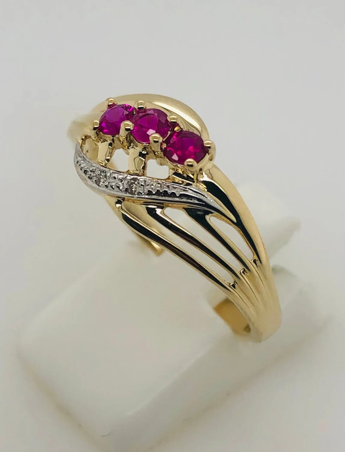 9ct Yellow Gold Diamond & Ruby Crossover Ring