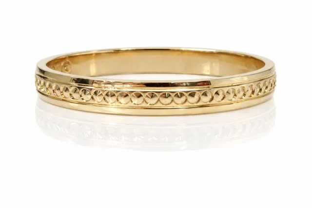 9ct Yellow Gold Faceted Wedding Ring 2.50mm | Polished Patterned Gold Band - HR3634/2.5