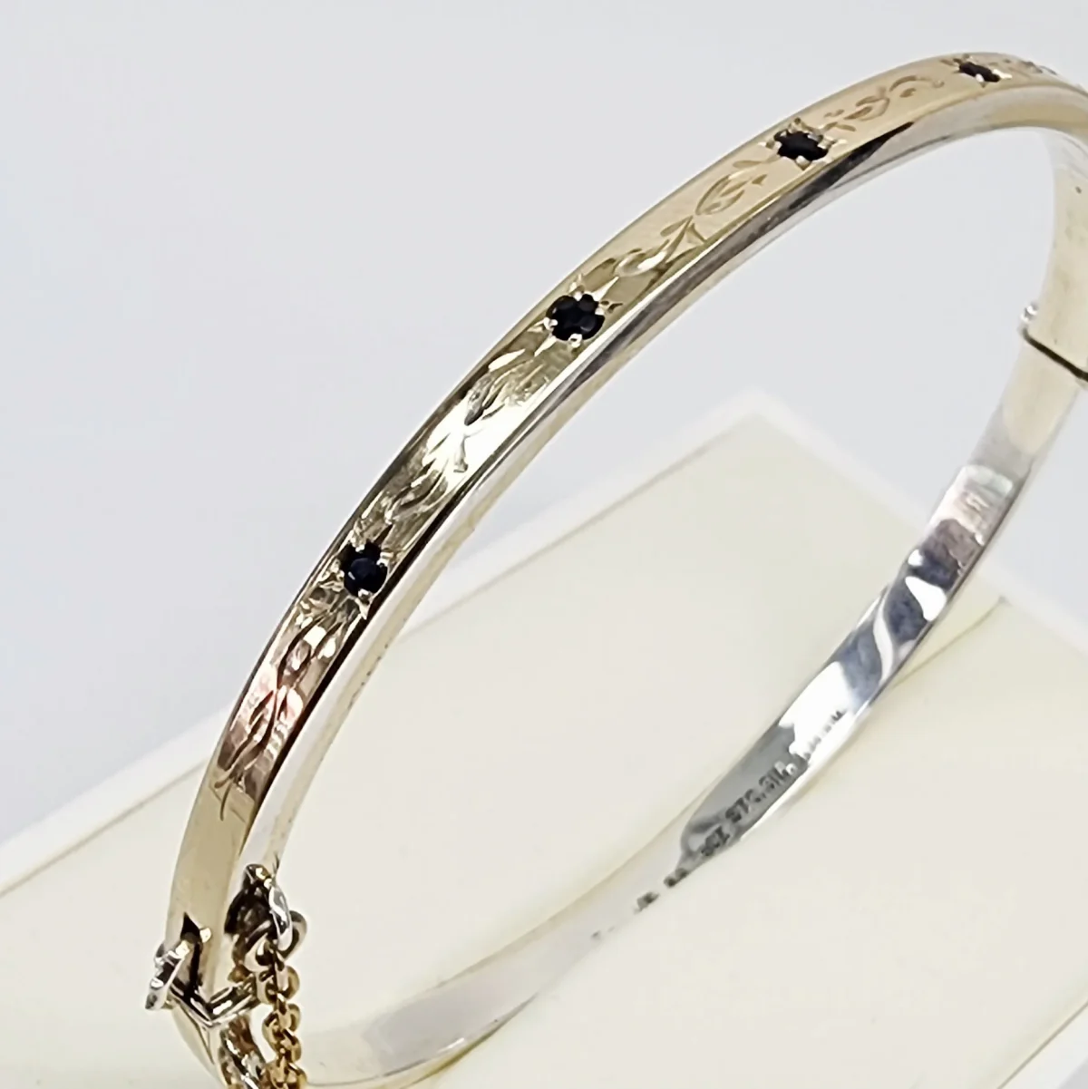 9ct Yellow Gold on Sterling Silver Hand Engraved Blue Sapphire Bangle - GS1EN5SAP