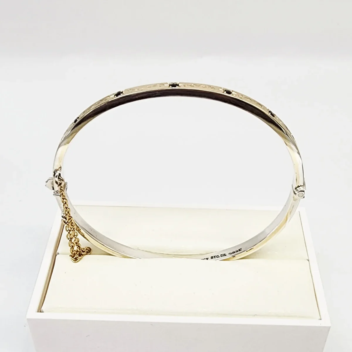 9ct Yellow Gold on Sterling Silver Hand Engraved Blue Sapphire Bangle - GS1EN5SAP