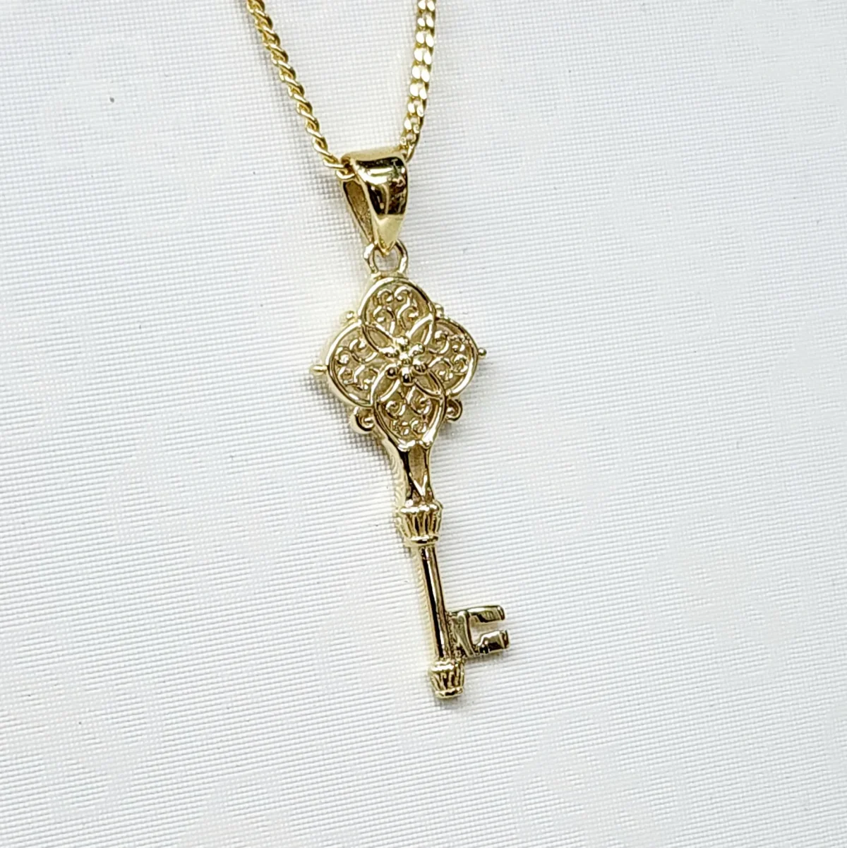 9ct Yellow Gold Open Filigree Compass Key Pendant