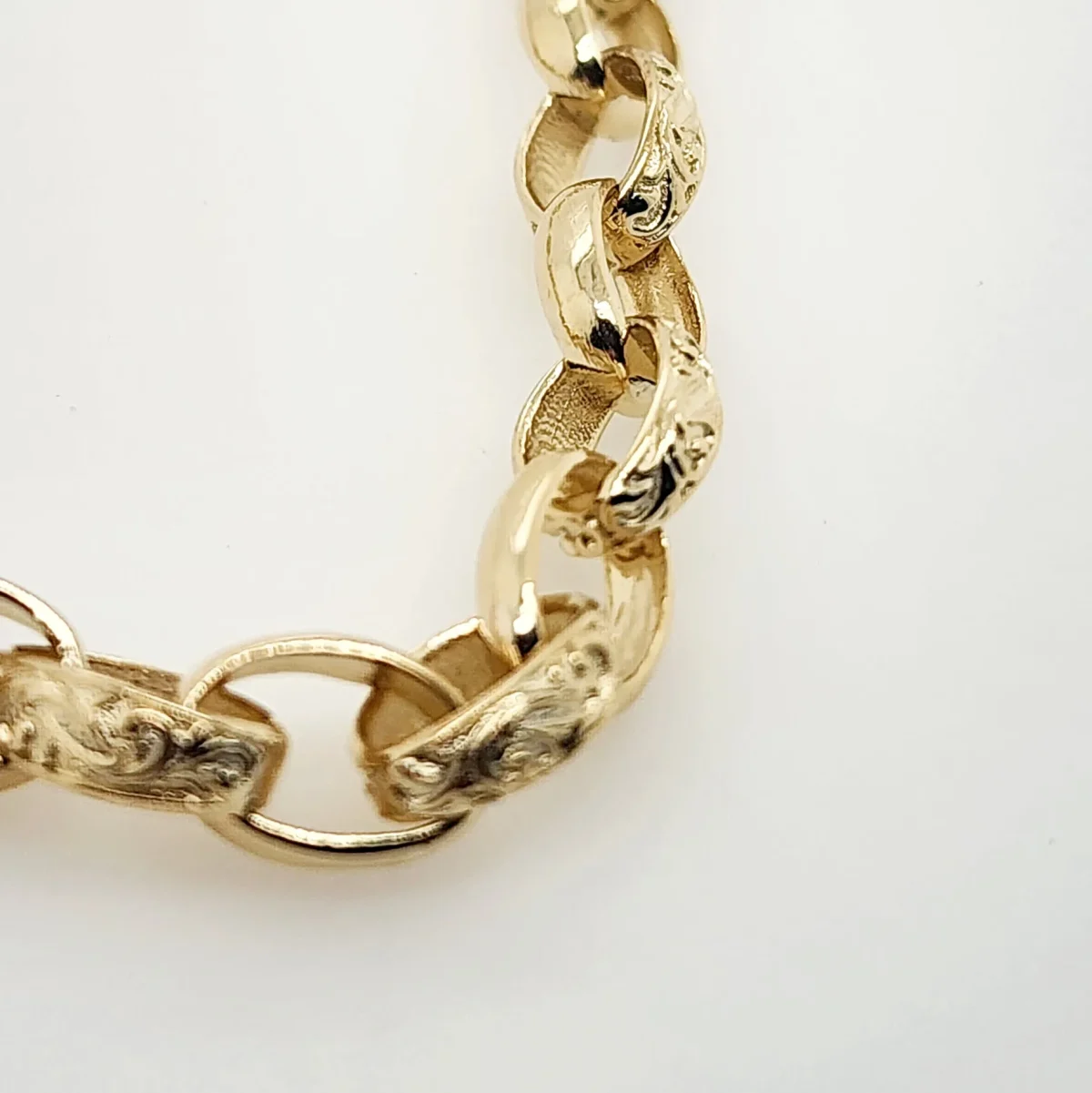 9ct Yellow Gold Oval Engraved Belcher Bolt Ring Bracelet 21cm Long