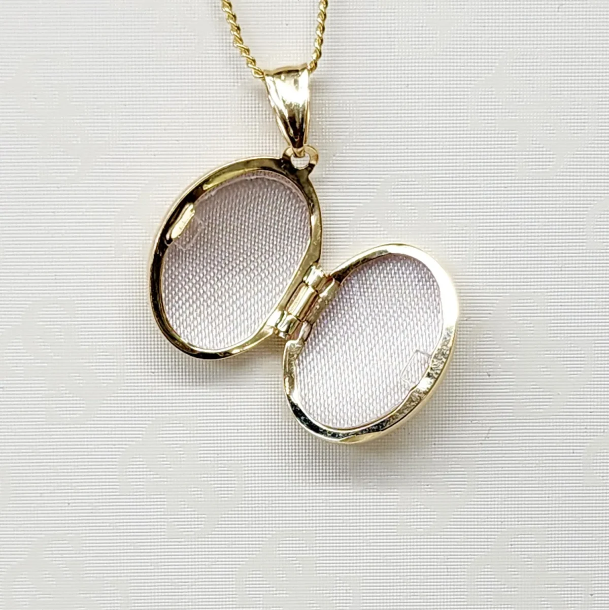 9ct Yellow Gold plain Oval Locket Pendant