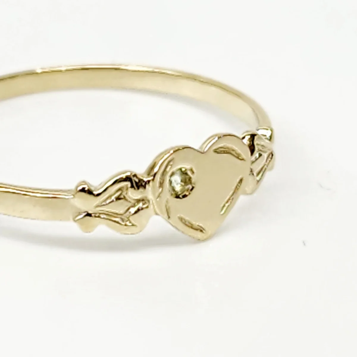 9ct Yellow Gold Single Heart Peridot Signet Ring