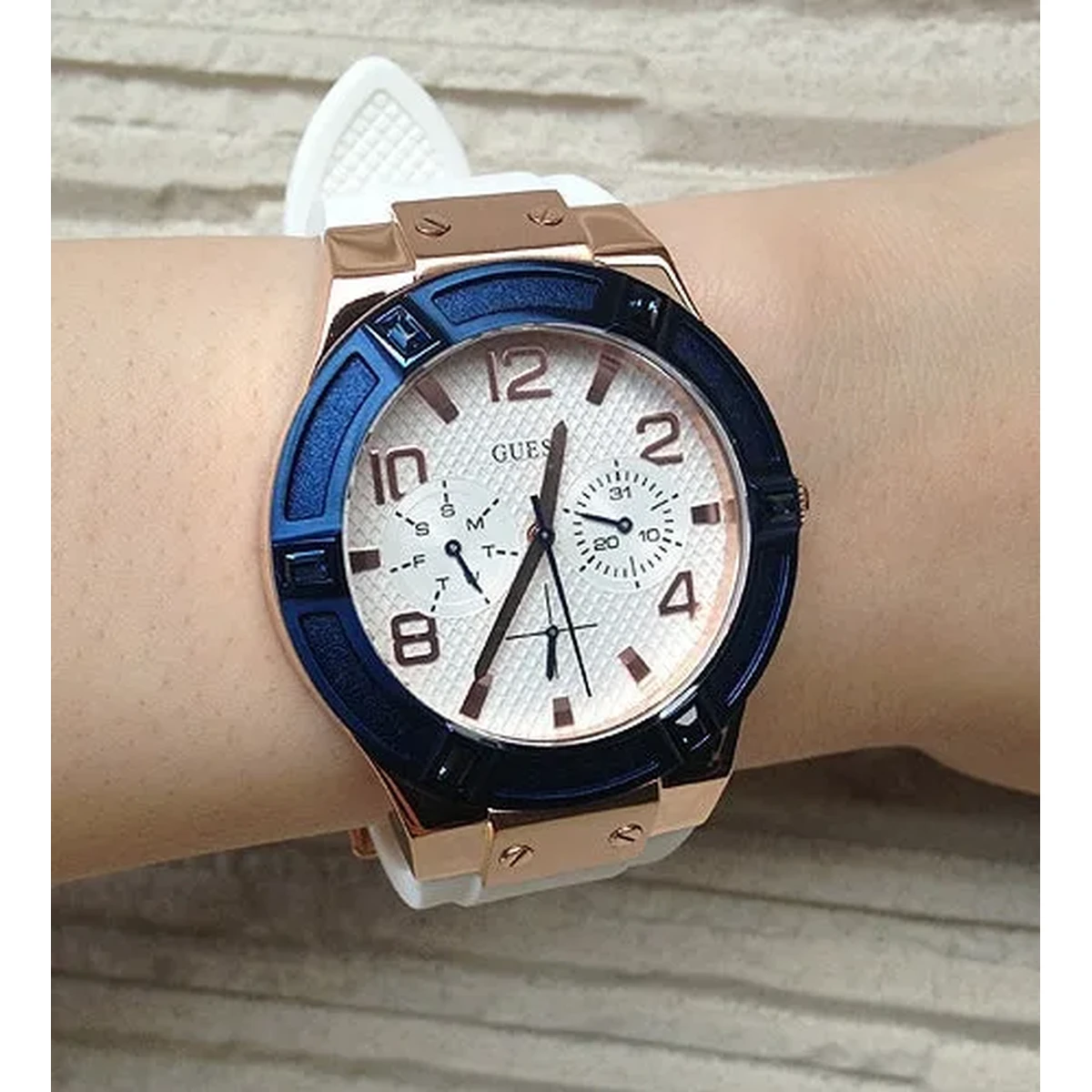 GUESS W0564L1