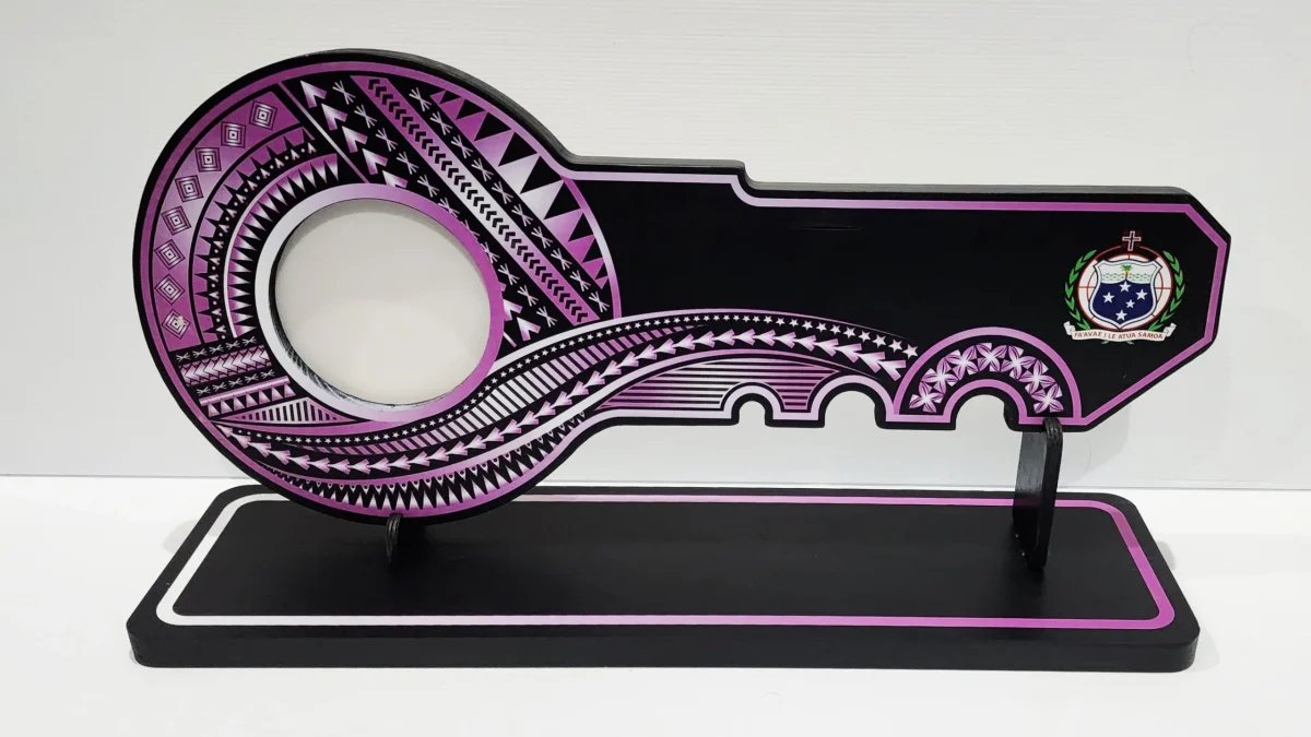 Island Design Purple & White Theme Colour UV Printed Wooden Birthday Key with "Samoan Sila"  – SJ2254