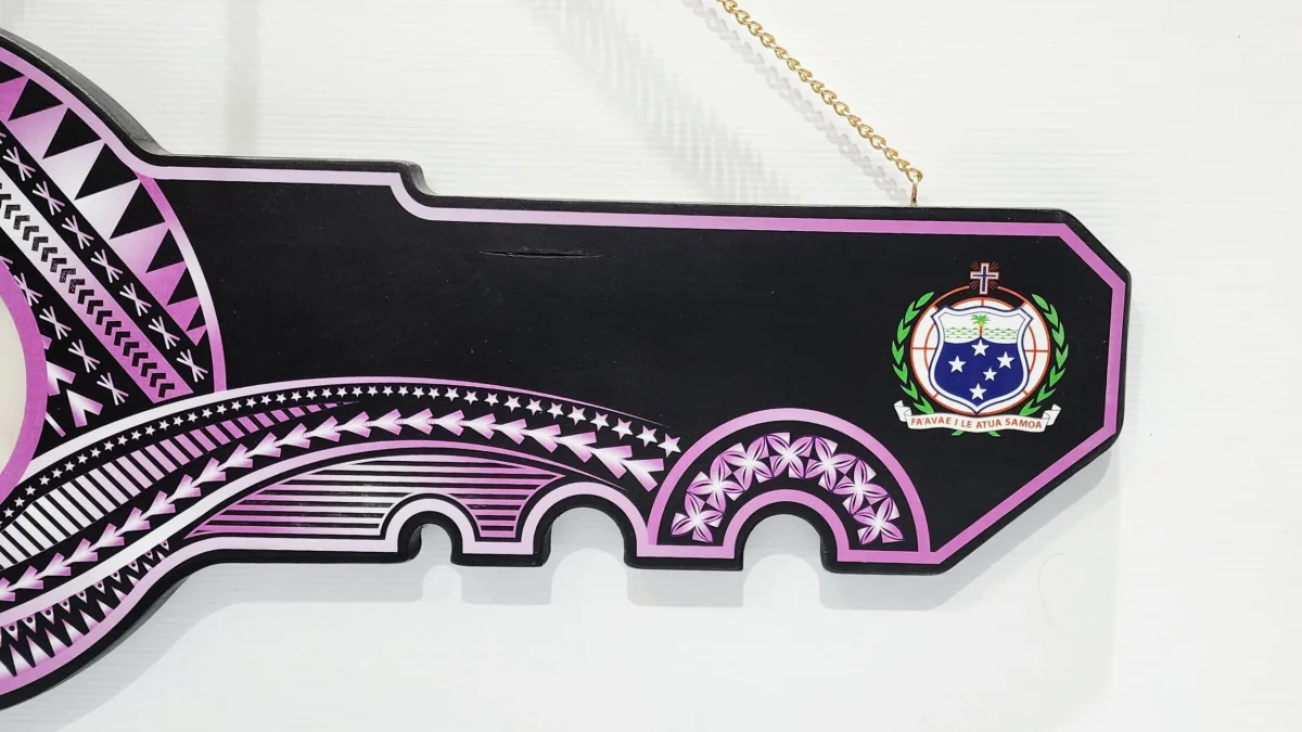 Island Design Purple & White Theme Colour UV Printed Wooden Birthday Key with "Samoan Sila"  – SJ2254