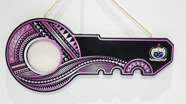 Island Design Purple & White Theme Colour UV Printed Wooden Birthday Key with "Samoan Sila"  – SJ2254