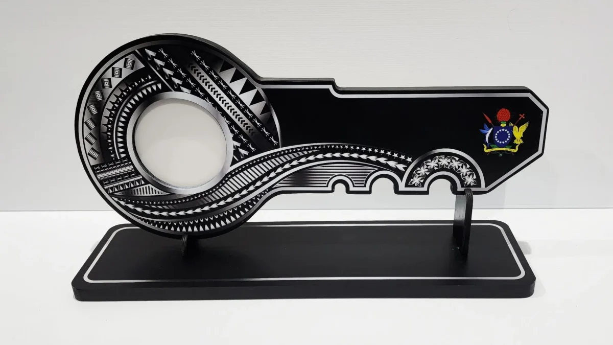 Island Design Silver Theme Colour UV Printed Wooden Birthday Key with "Coat of arms of Cook Island"  – SJ2263