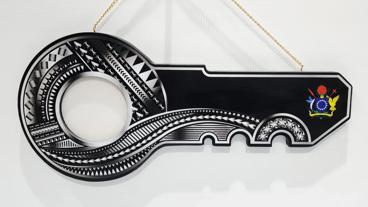 Island Design Silver Theme Colour UV Printed Wooden Birthday Key with "Coat of arms of Cook Island"  – SJ2263