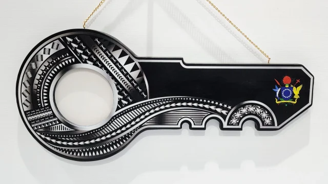 Island Design Silver Theme Colour UV Printed Wooden Birthday Key with "Coat of arms of Cook Island"  – SJ2263