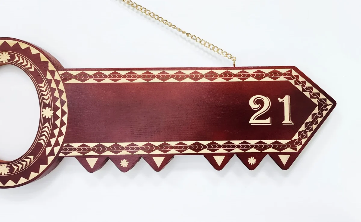Island Design Wooden Birthday Key with Three Hibiscus Flowers & "21" Laser Engraved  – SJ2510DB