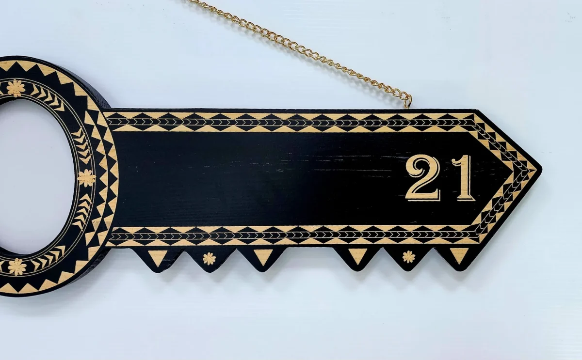 Island Design Wooden Birthday Key with Three Hibiscus Flowers & "21" Laser Engraved  – SJ2510BLK