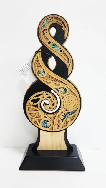 Large Award Pikorua Twist Award – NZ Paua Inlay Contemporary Artwork (370mm) - ALTW