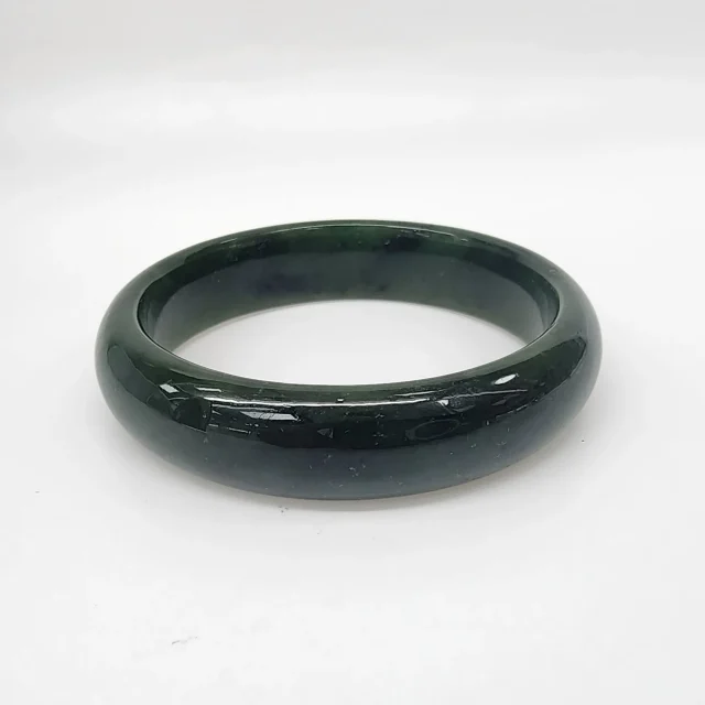 New Zealand Greenstone (Pounamu) Bangle – 59mm – 15mm Wide – Polished Half Round - BANWDOZ-59