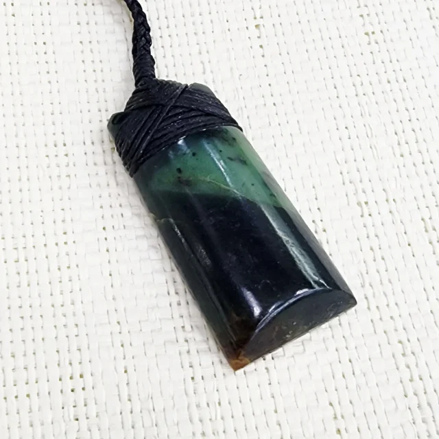 New Zealand Pounamu Classic Bounded Toki Necklace - DWDLO1