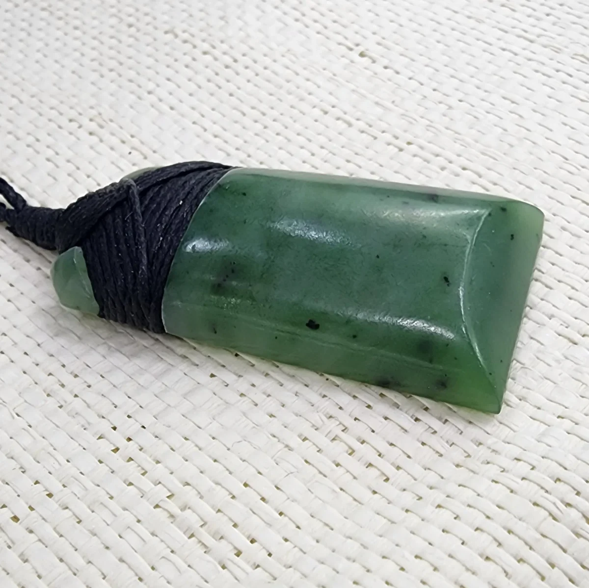 New Zealand Pounamu Classic Bounded Toki Necklace - DWDLO3