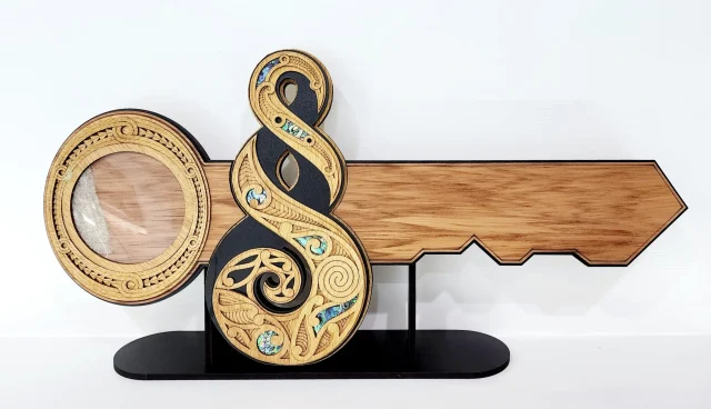 Pikorua (Twist) Birthday Key with Removable Stand - 21TW-TWIST