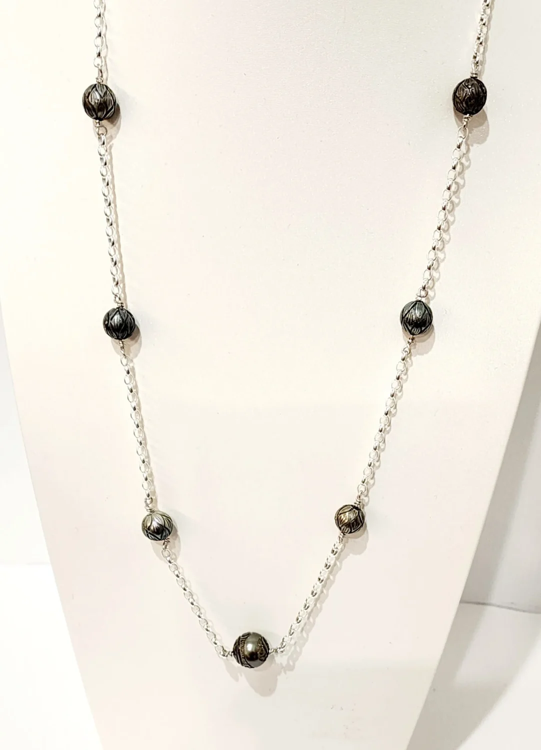 Sterling Silver Oval Belcher Chain with 7x Round Hand Carved Tahitian Black Pearl